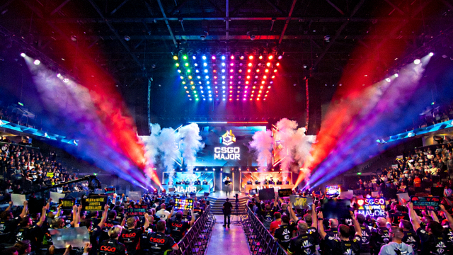 CSGO 国际赛事现场观众席与舞台灯光全景